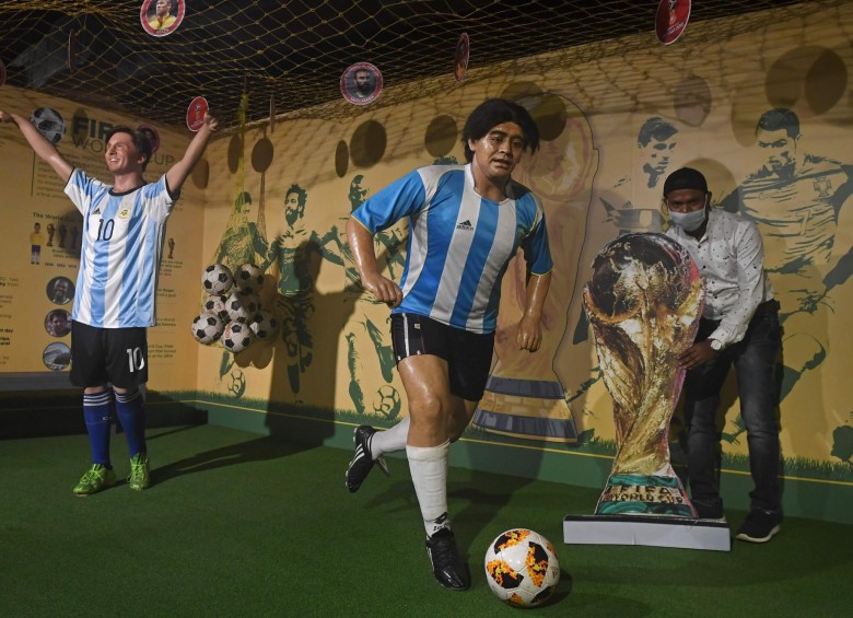 En Calcuta, India, un museo de cera tiene una imagen de tamaño real futbolista argentino. Junto a ella también está una escultura de Lionel Messi. FOTO AFP