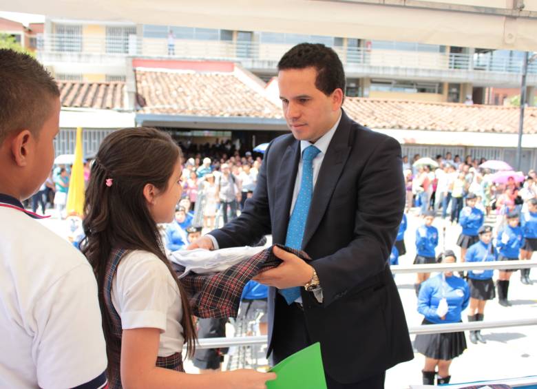 El alcalde de Itagüí, Carlos Andrés Trujillo, en la entrega anual de 37.000 kits escolares