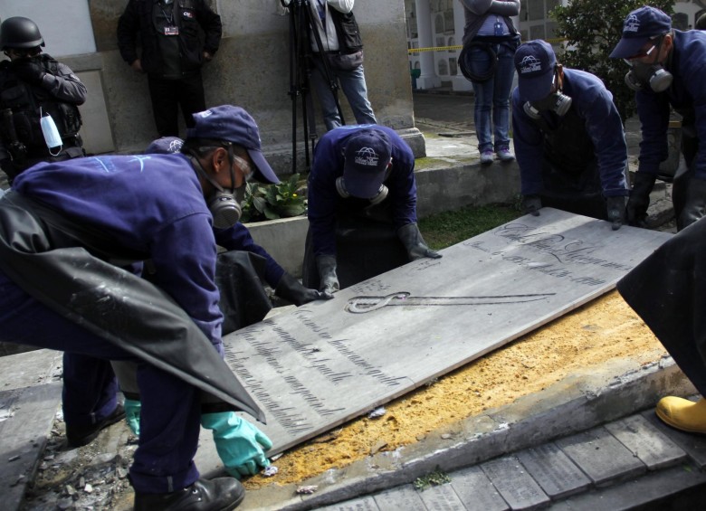 En 2014, tras 24 años de la muerte del excomandante del M-19 y candidato presidencial, Carlos Pizarro, la Fiscalía con apoyo del CTI realizó la exhumación de los restos. FOTO COLPRENSA.
