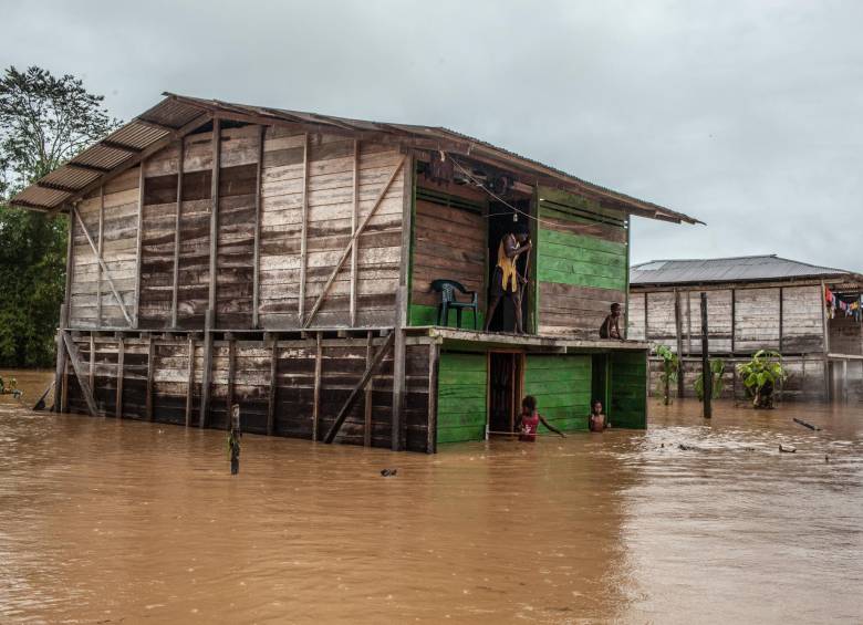 En el municipio de Lloró el agua entró a casi todas las casas. De los 30 municipios del Chocó, 29 cuentan con planes de atención del riesgo que deben incorporar en los POT. FOTOS murcy y Ejército
