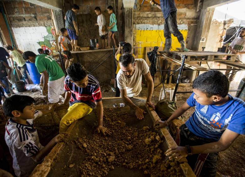 La historia de cómo, con barro y paja, construyen centro cultural en Altavista