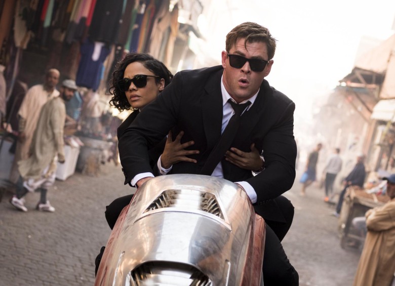 Tessa Thompson (arriba) es la protagonista de la nueva entrega de Hombres de negro. Está acompañada por Chris Hamsworth. Son los agentes m y H . FOTOS cortesía UIP