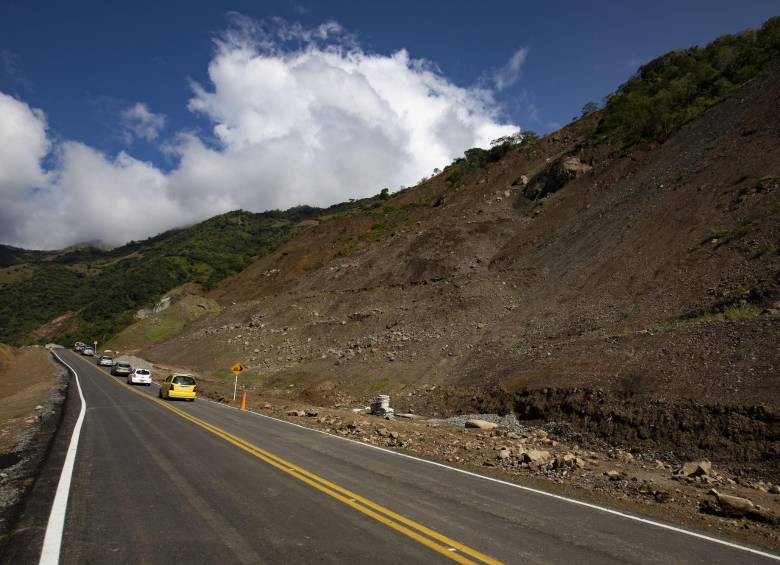 Vía entre Bolombolo y Ancón Sur, sector Sinifaná, en el Suroeste antioqueño. FOTO EDWIN BUSTAMANTE