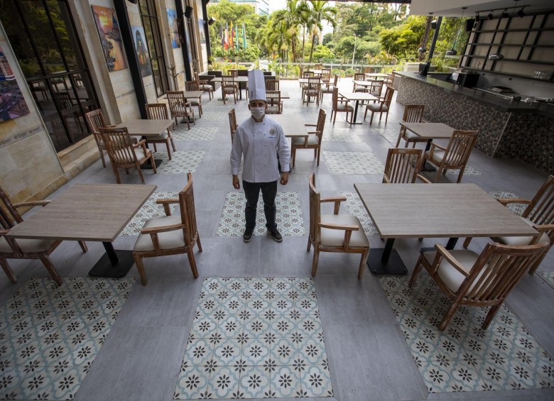 Los restaurantes priorizan que las mesas guarden una distancia de al menos dos metros entre sí. 