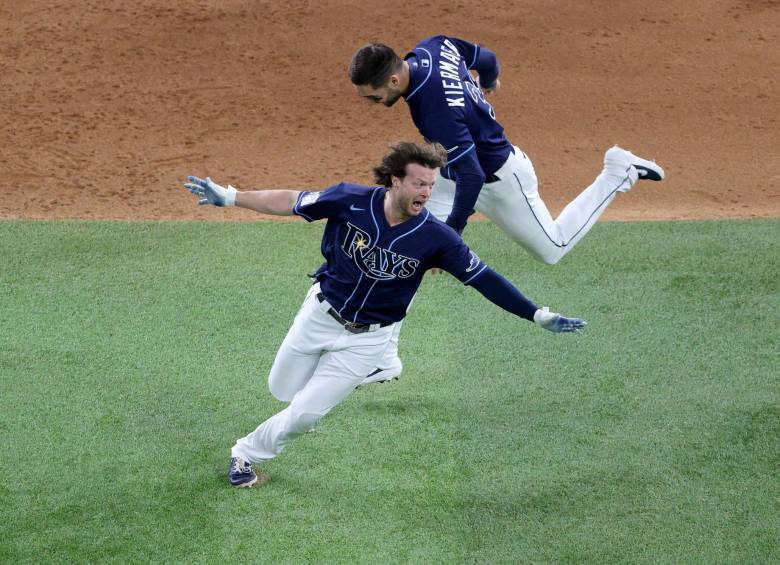 Brett Phillips que no había jugado la postemporada y como emergente este sábado pegó el hit de oro en su primer turno, al cierre del noveno inning, para impulsar las dos carreras que determinaron el triunfo de Rays 8-7 sobre Dodgers. Celebró a rabiar. Foto AFP
