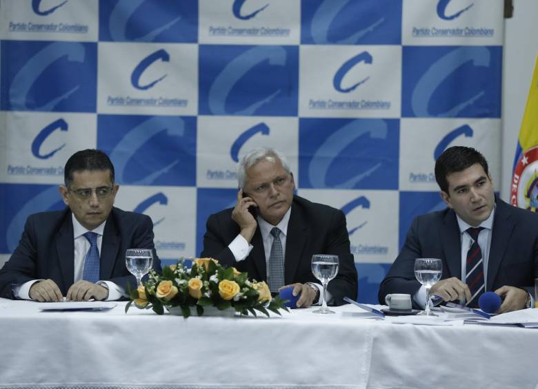 El Presidente del Partido Conservador, Hernán Andrade (Cen.), Juan Carlos Ruiz exsecretario general del partido (Der.) y el representante a la cámara por Putumayo, Orlando de la Rosa. FOTO Colprensa