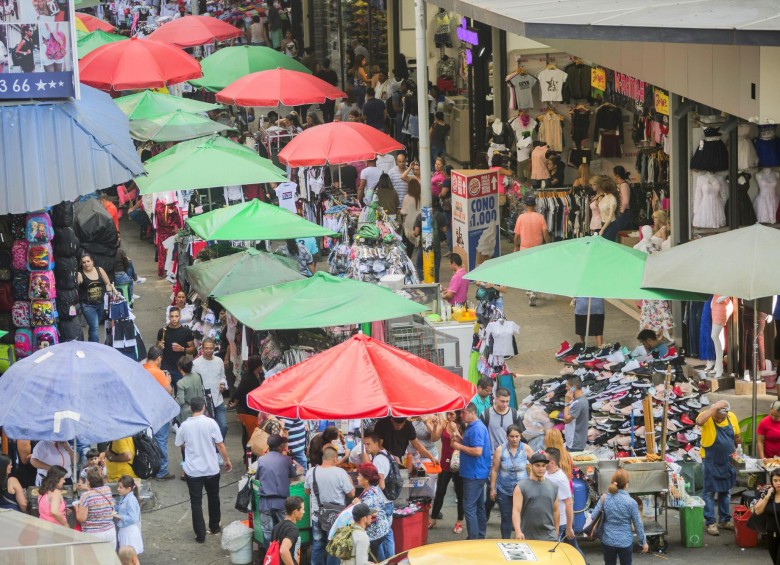 En el sector El Hueco, también llamado Guayaquil, coexisten el comercio formal e informal. Los clientes acuden a comprar mercancía a bajo costo. FOTO carlos velásquez