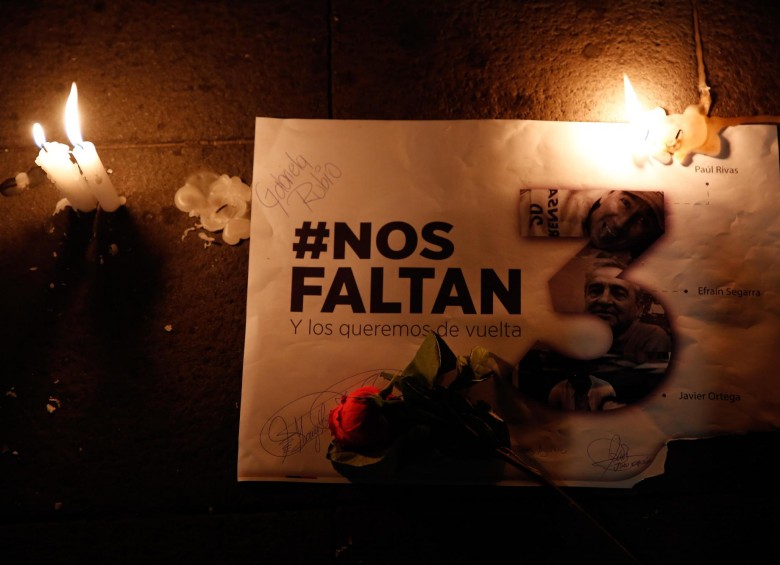Piezas de las personas que se concentraron en la Plaza Grande de Quito, Ecuador a pedir por la vida de los periodistas secuestrados. FOTO EFE