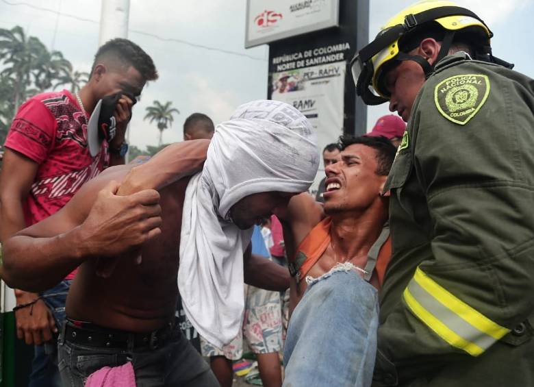 Autoridades colombianas atienden los heridos. FOTO COLPRENSA