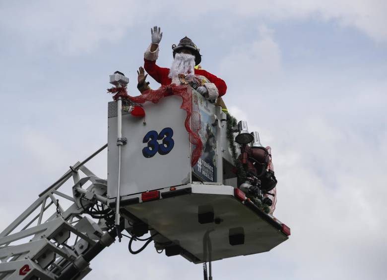Papá Noel bombero visitó camilla de los más pequeños en el San Vicente