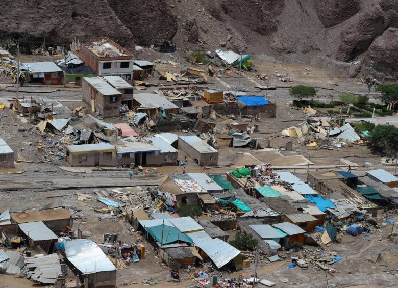 Fotografía aérea cedida este sábado por la Presidencia de Perú que muestra viviendas destruidas e inundadas por un deslizamiento de tierra en el distrito de Mirave, en la región surandina de Tacna (Perú). Foto: EFE
