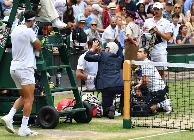 El juego fue interrumpido y el deportista tuvo que ser atendido por el cuerpo médico del evento. FOTO AFP
