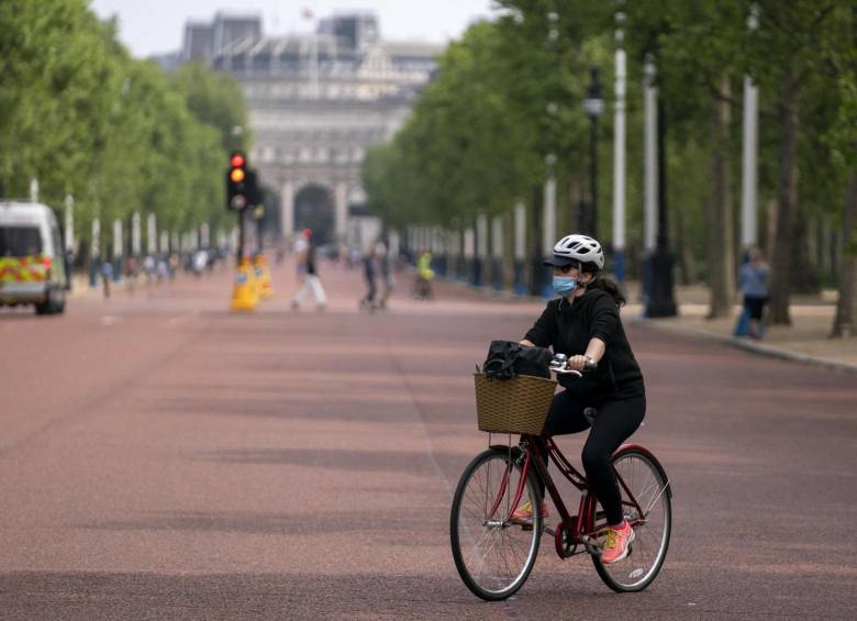 Un ciclista con una máscara protectora se pasea en The Mall, Londres, Gran Bretaña. Los británicos están ahora en su sexta semana de encierro debido a la pandemia del Coronavirus. Foto: EFE. 