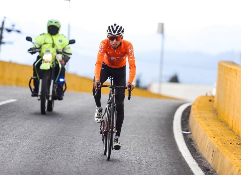 Egan Bernal, corredor colombiano de Ineos, se exige a tope en su preparación para retomar la temporada. FOTO Getty