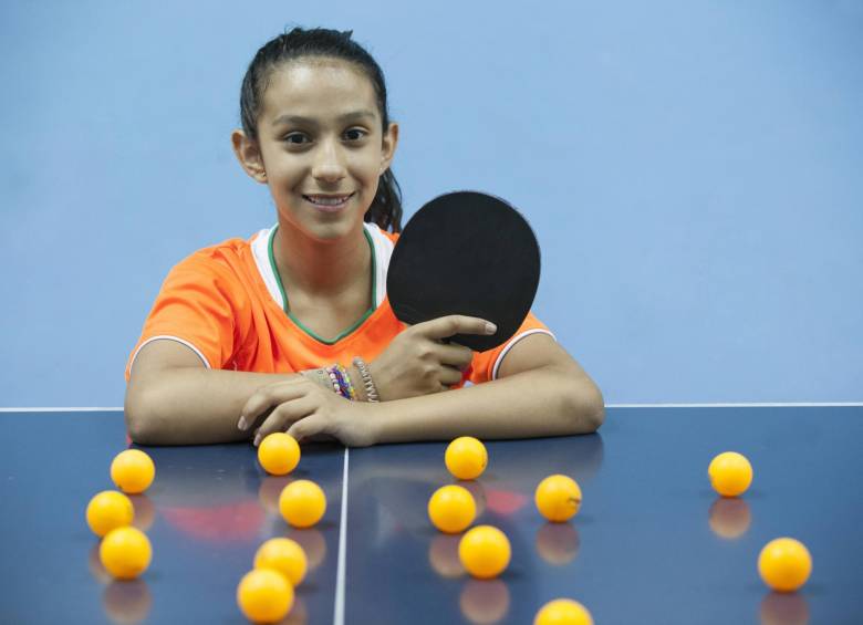 Valeria Restrepo es una apasionada del tenis de mesa. La mayoría de horas libres que le permite el estudio las pasa en el coliseo de Envigado. Antes jugó para Itagüí. FOTO Edwin Bustamante