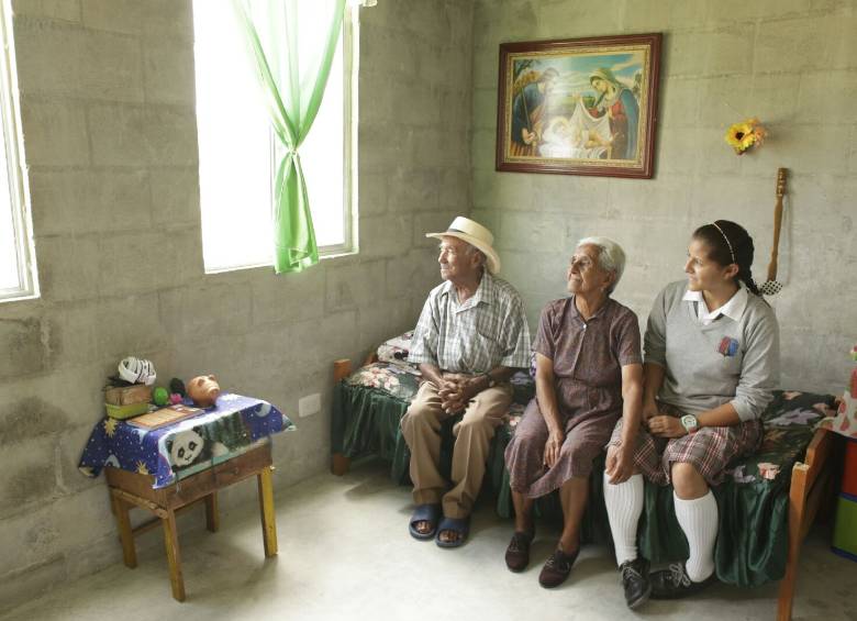 Una de las familias beneficiadas con el proyecto de casas gratis en el municipio de Argelia. FOTO cortesía