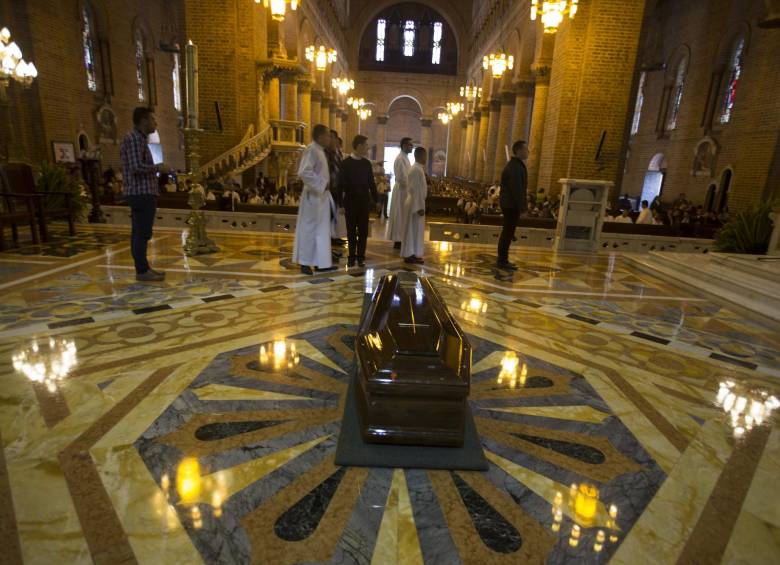 En Catedral Basílica Metropolitana se recibieron los restos mortales del cardenal Alfonso López Trujillo. Obispos, diáconos, seminaristas y religiosas le rindieron homenaje. FOTO Donaldo Zuluaga