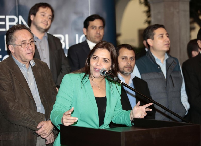 Ayer, la mayoría de diputados de AP, liderados la vicepresidenta María Vicuña, rechazaron la supuesta decisión de la secretaria ejecutiva Rivadeneira, de cesar a Lenín en la bancada. FOTO efe