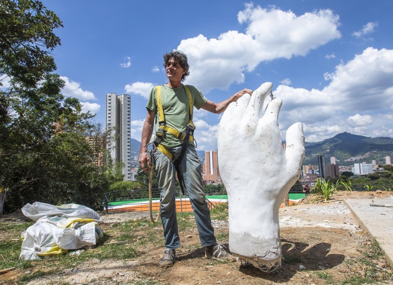 Iván Cano Flórez, quien es escultor desde la infancia, es el encargado de darle forma a la escultura. FOTO carlos velásquez