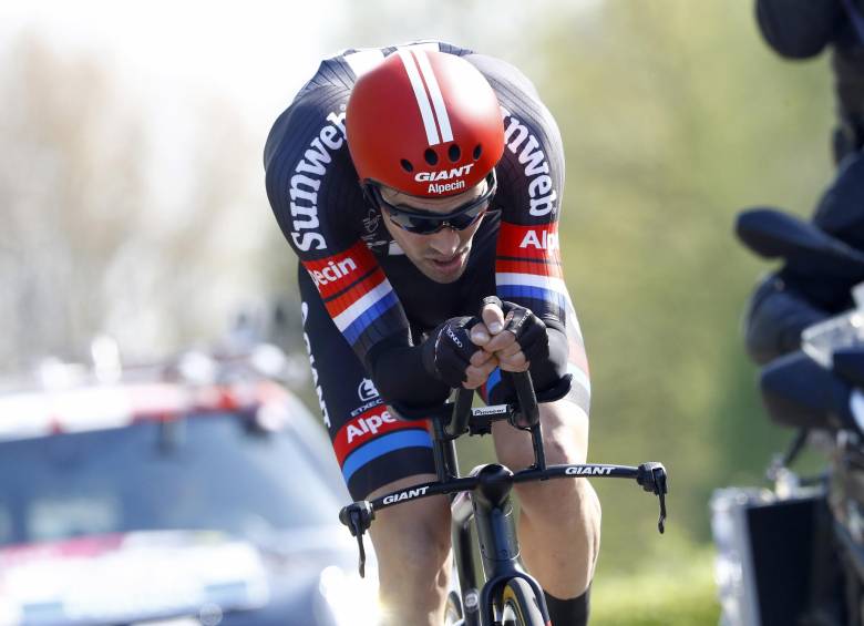 Dumoulin le dio una gran alegría a su país al ganar la etapa inicial del Giro y convertirse en el primer líder de la prueba. FOTO afp
