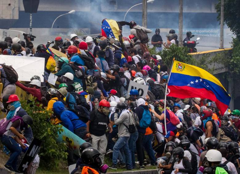 Mientras que la justicia chavista blinda a Maduro, las calles de Caracas cumplen dos meses con manifestantes. FOTO efe