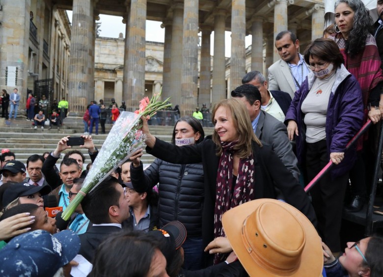 Ayer, en la Plaza de Bolívar de Bogotá, la exrepresentante Ángela María Robledo se dirigió a los manifestantes del paro nacional, aceptando la decisión del Consejo de Estado. FOTO Colprensa