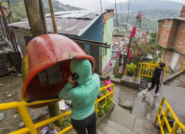 Así lucen los teléfonos públicos sin monedas que en los años 80 y 90 vivieron su época de mayor esplendor en las comunas populares de Medellín. FOTO edwin bustamante