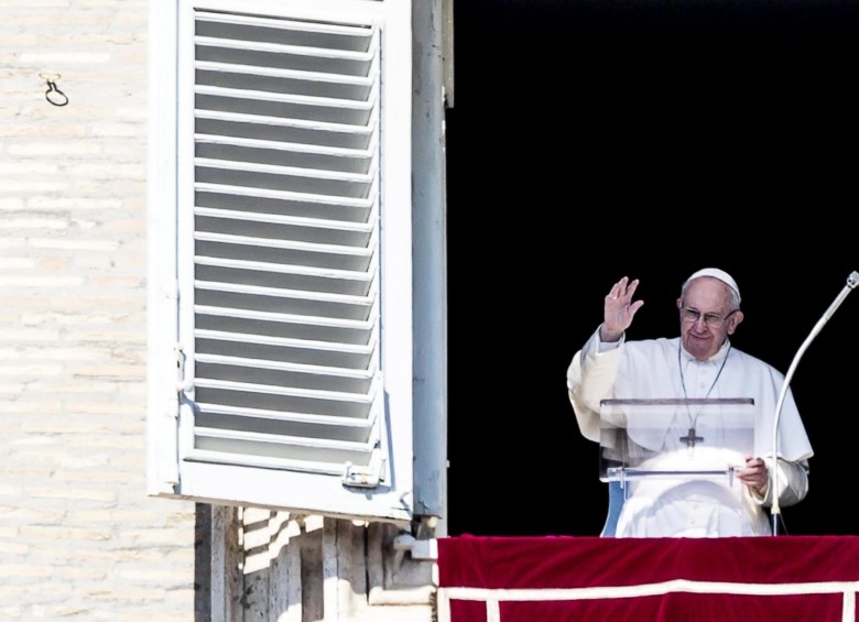 El Papa Francisco celebra la tradicional oración del Angelus este domingo desde una ventana del Palacio Apostólico, Ciudad del Vaticano. Foto: EFE
