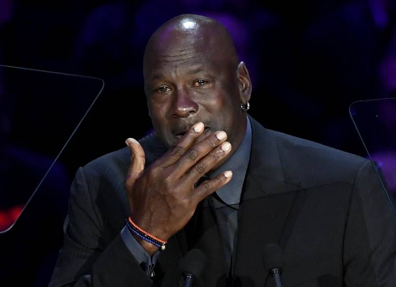 Momento del discurso de la leyenda del baloncesto Michael Jordan, que con la cara mojada por las lágrimas recordó a Bryant como amigo. Foto AFP