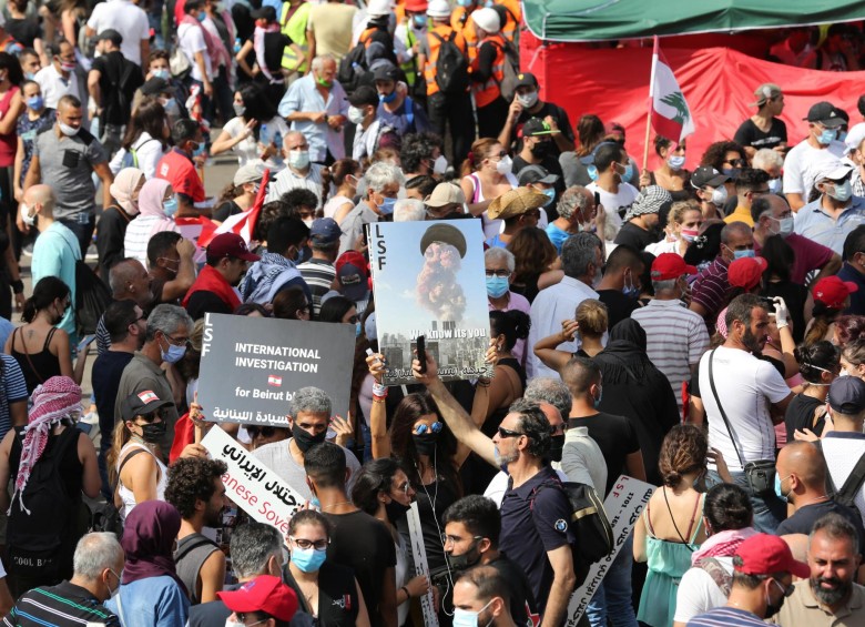 Miles de manifestantes indignados por la gran destrucción y las graves consecuencias para el país de la masiva explosión. Foto: AFP