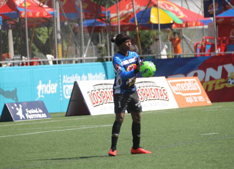 Tímida, de pocas palabras, pero alegre. Así definen a Marielys Terán Julio, una goleadora con buso. FOTO cortesía los paisitas 