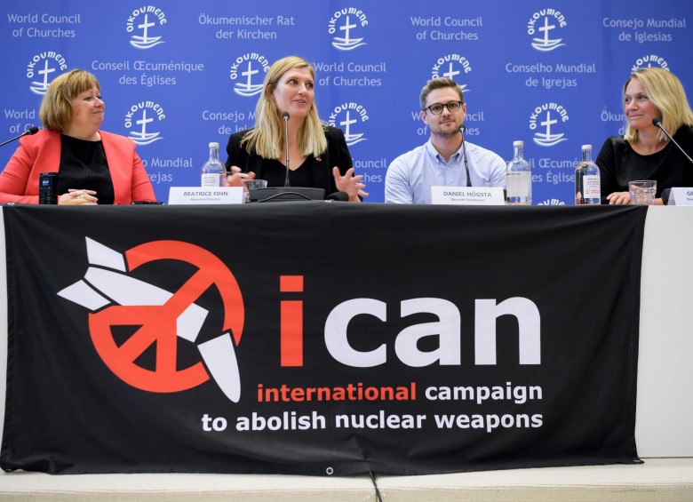 Beatrice Fihn, directora del ICAN (en el medio), junto a otros miembros de la organización premiada con el Nobel de Paz. La Campaña hace presencia en una centena de países. FOTO reuters