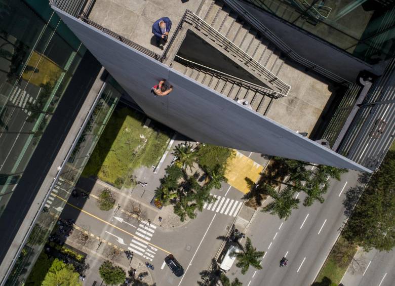 Personal de seguridad del lugar esperaba a Pavel en la cima de la torre. FOTOS ESTEBAN VANEGAS