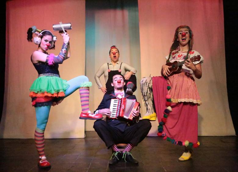 Un grupo de estudiantes de teatro de la Universidad de Antioquia decidió armar un “parche” para explorar el misterioso mundo del clown. Ya lleva una década. FOTO Cortesía
