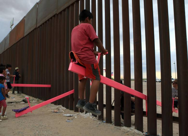Sube y baja en la frontera entre Estados Unidos y México. SFOTO: AFP