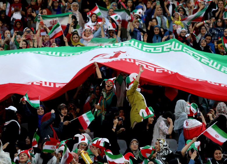 40 años pasaron para que mujeres iraníes pudieran entrar a estadio de fútbol