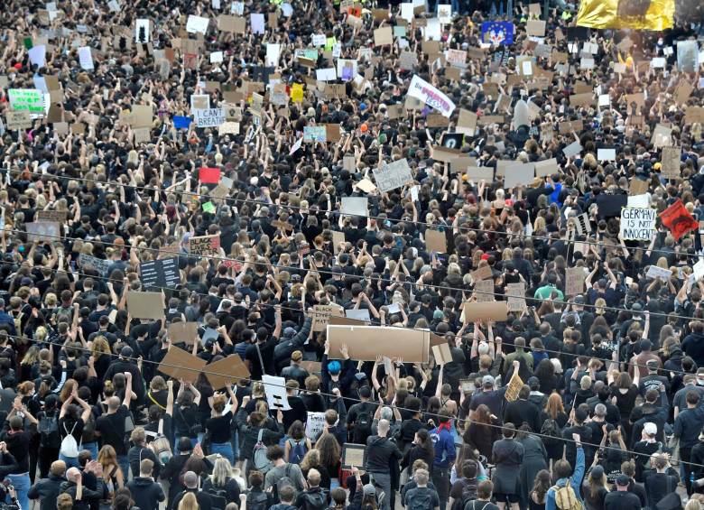 En la céntrica plaza Alexanderplatz de Berlín, unos 15.000 manifestantes se congregaron según la policía en una protesta en la que inicialmente se habían registrado 1.500 personas. Fotos: AFP y EFE. 