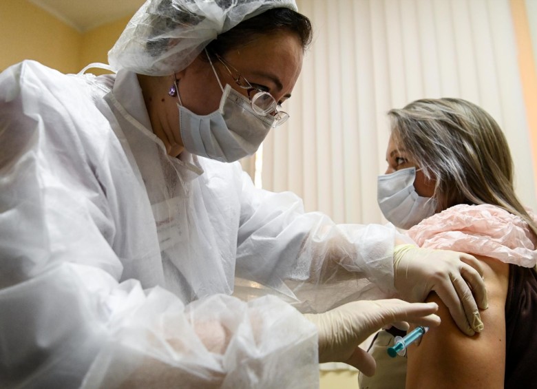 Una enfermera se aplica la vacuna Sputnik V en una clínica de Moscú. FOTO AFP