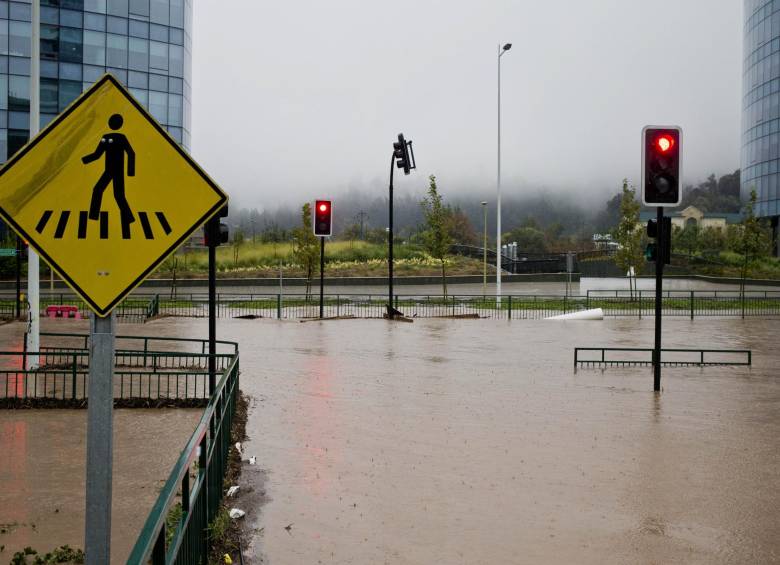 En Santiago, Chile, las lluvias causaron la inundación de varios barrios de la ciudad. Se reportó una mujer muerta. FOTO ap