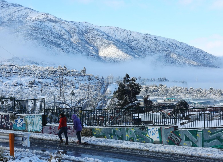 La capital chilena se vio afectada este sábado por la mayor nevada de la última década, un fenómeno que dejó a más de 300.000 hogares sin suministro eléctrico y que se repitió en otras regiones del país. FOTOS EFE Y REUTERS