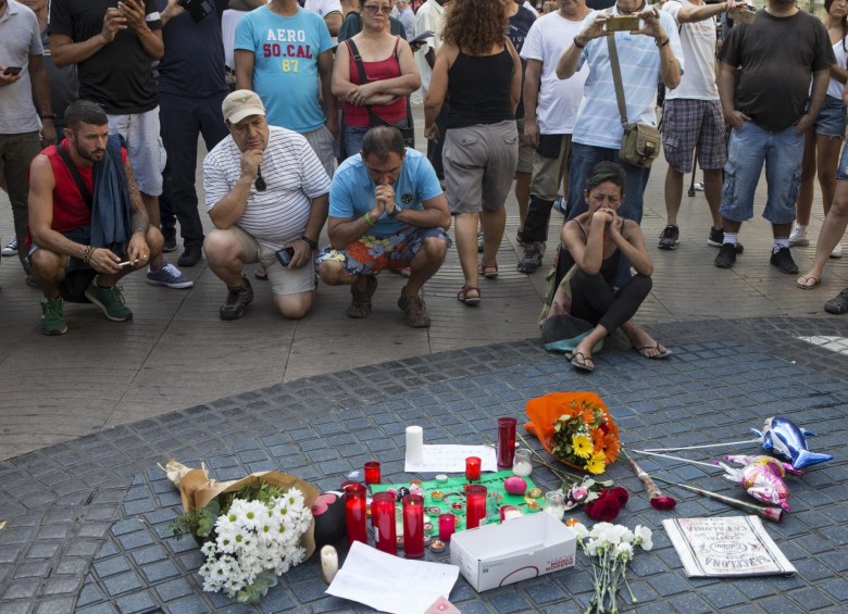 Entre homenajes a las víctimas y relatos del horror vivido transcurren las horas posteriores al ataque terrorista perpetrado por una célula yihadista. FOTO EFE