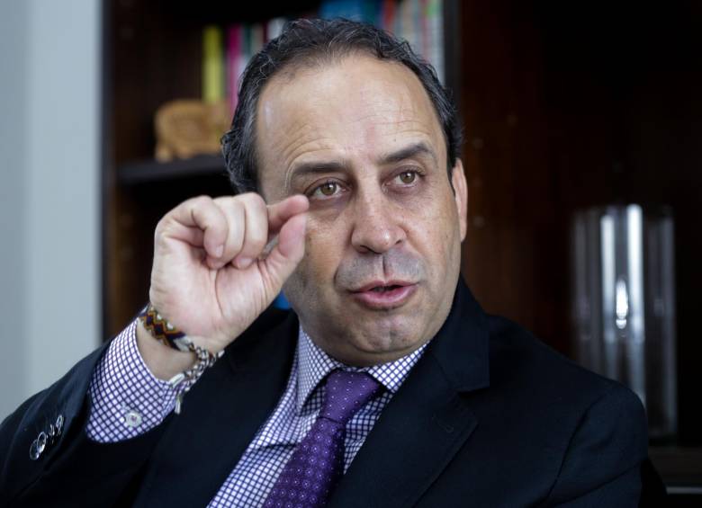 Fabio Aristizábal, superintendente de Salud, reveló que la mayoría de las llamadas a las líneas de su entidad, cerca de un millón, son para pedir información sobre los servicios de salud. En las regiones apartadas solicitan saber sobre covid. FOTO colprensa