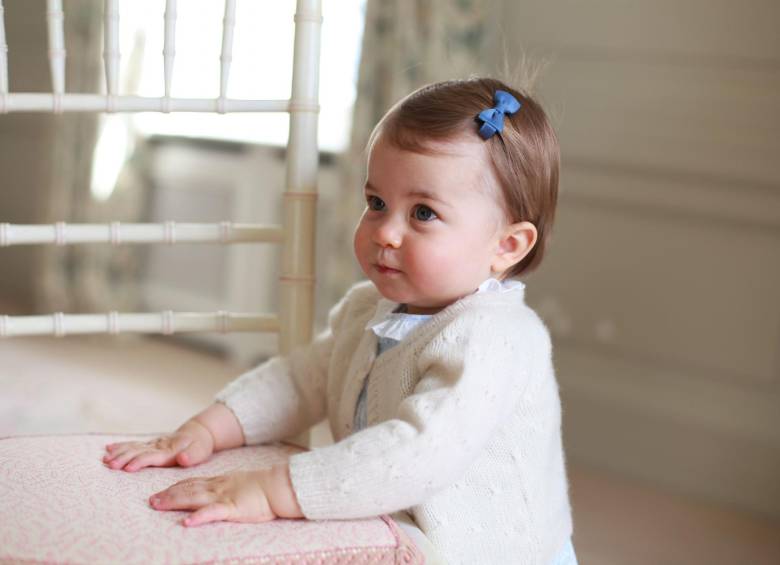 Los duques de Cambridge, Guillermo y Catalina, han difundido hoy cuatro nuevas fotos de su hija pequeña, la princesa Carlota. FOTO AP