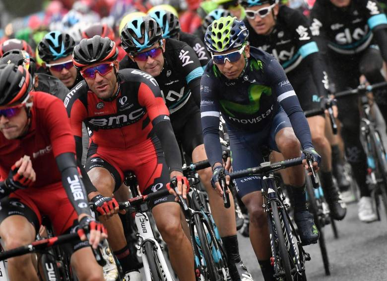 Nairo Quintana estuvo atento en el grupo y nunca se despegó de su rival más fuerte, Chris Froome. Ahora hace parte del top-10, apenas cumplida la segunda etapa. Buenos augurios. FOTO AFP 