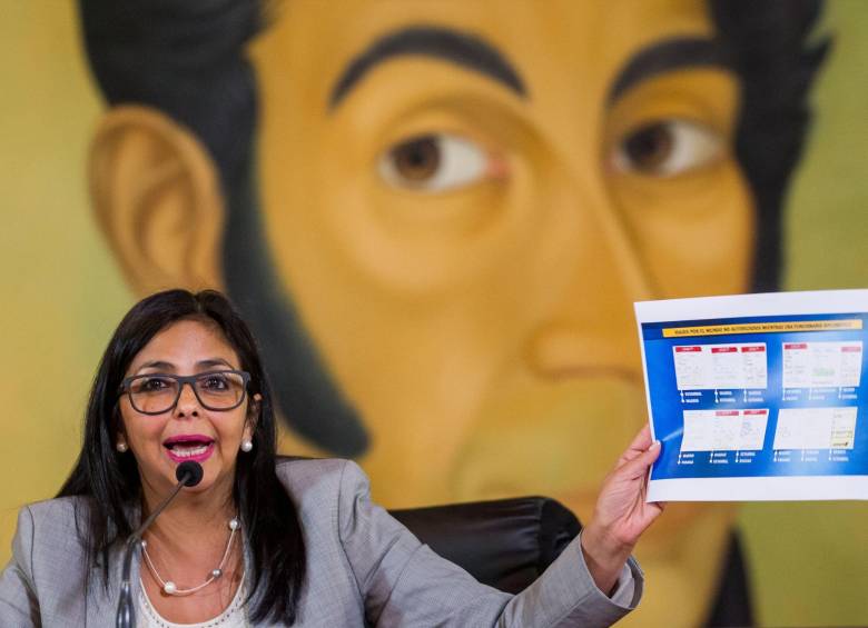 La canciller venezolana, Delcy Rodríguez calificó este miércoles de “absolutamente mentira” lo que mostró CNN en Español sobre una supuesta red de venta de pasaportes venezolanos a ciudadanos de Oriente Medio y aseguró que la fuente de la investigación de ese trabajo, Misael López, es un “delincuente” FOTO EFE