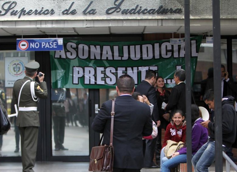 En la entrada de los juzgados de Paloquemao se lleva a cabo una jornada de protesta y cese de actividades por falta de dinero para los despachos de descongestión. FOTO COLPRENSA