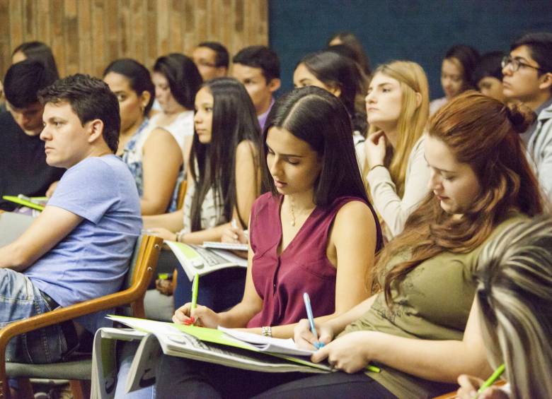 Columnistas universitarios y otros estudiantes de pregrado que quieren escribir y sumarse a Taller de Opinión participaron de este encuentro. Foto Mario Valencia