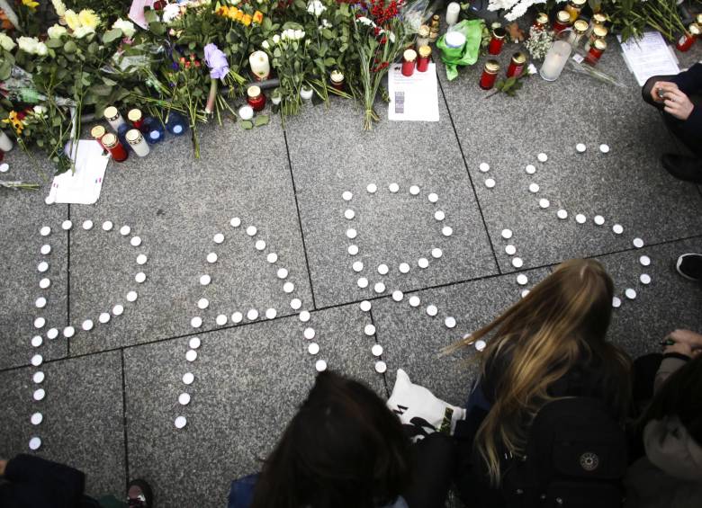 La cifra de víctimas mortales por los atentados de anoche en París asciende ya a 129, mientras que los heridos son 352, de ellos 99 muy graves. FOTO AFP