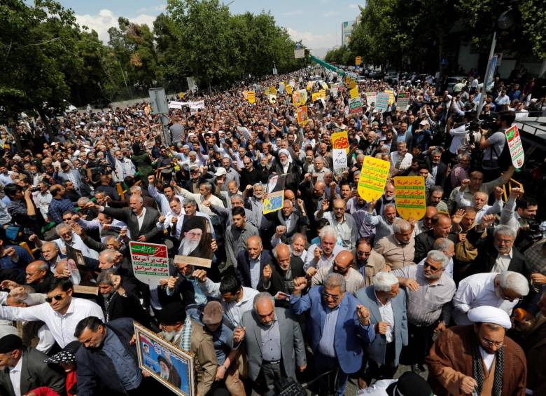 Miles de iraníes salieron por las calles de Teherán a protestar contra Estados Unidos, por la decisión de Donald Trump de romper el acuerdo nuclear con el país árabe. Foto Efe