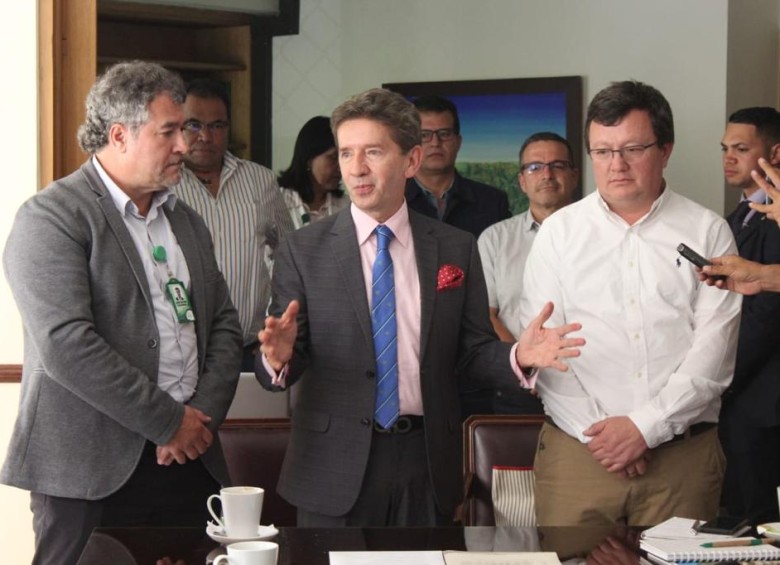 De izquierda a derecha, Javier Parra Bedoya, el gobernador Luis Pérez y Carlos Mario Zuluaga. FOTO cortesía